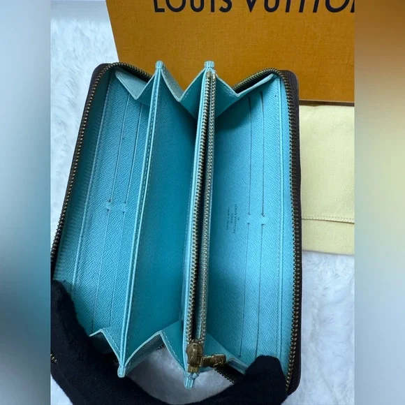 LOUIS VUITTON-CA3151 Limited Edition Illustre Balloon Zippy Wallet(Turquoise Int - Picture 5 of 12